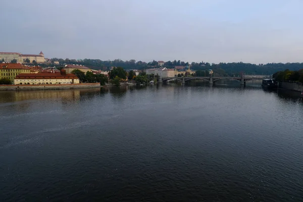 Widok Wełtawę Która Jest Najdłuższą Rzeką Republice Czeskiej Praga Października — Zdjęcie stockowe