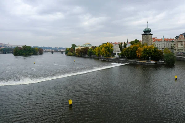 2022年10月7日にプラハで最も長い川であるヴルタヴァ川の眺め — ストック写真