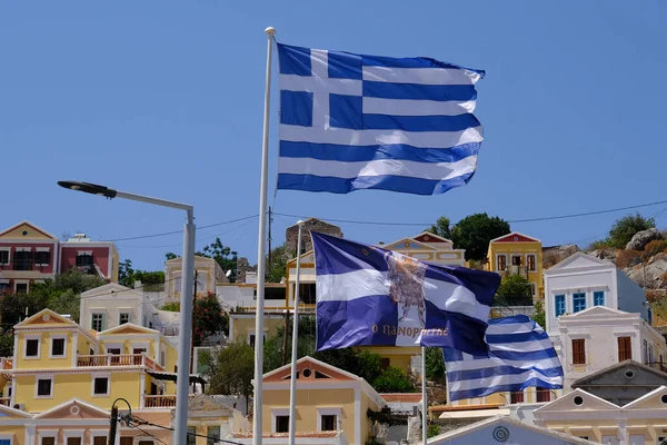 Ένα Κύμα Ελληνικής Σημαίας Στη Σύμη Στις Ιουλίου 2022 — Φωτογραφία Αρχείου