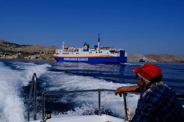 Barco Passageiros Chega Symi Grécia Julho 2022 — Fotografia de Stock