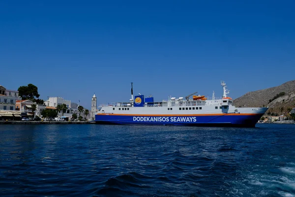 Barco Passageiros Chega Symi Grécia Julho 2022 — Fotografia de Stock