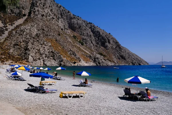 2022年8月1日 人们在希腊塞米多迪安海滩享受阳光和大海 — 图库照片
