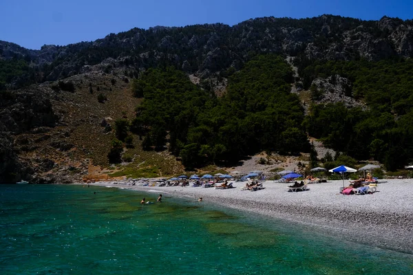 Люди Наслаждаются Солнцем Морем Пляже Сими Додеканезе Греция Августа 2022 — стоковое фото