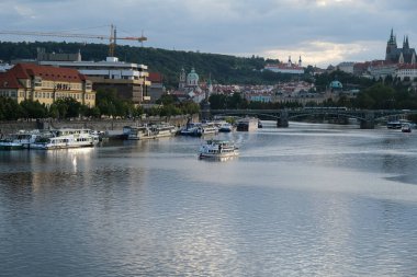 26 Temmuz 2022 'de Çek Cumhuriyeti' nin en uzun nehri olan Vltava Nehri 'nin manzarası.