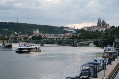 26 Temmuz 2022 'de Çek Cumhuriyeti' nin en uzun nehri olan Vltava Nehri 'nin manzarası.