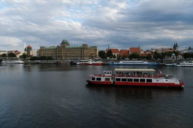 26 Temmuz 2022 'de Çek Cumhuriyeti' nin en uzun nehri olan Vltava Nehri 'nin manzarası.