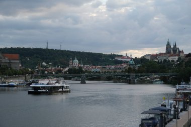 26 Temmuz 2022 'de Çek Cumhuriyeti' nin en uzun nehri olan Vltava Nehri 'nin manzarası.