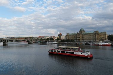26 Temmuz 2022 'de Çek Cumhuriyeti' nin en uzun nehri olan Vltava Nehri 'nin manzarası.