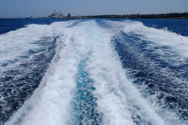 29 Temmuz 2022 'de Yunanistan' ın Rodos kentindeki bir feribot gemisinden su izlerini uyandır.