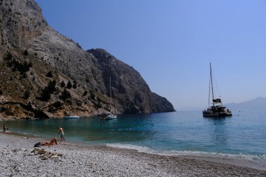 4 Ağustos 2022 'de Yunanistan' ın Symi kentinde kayalık bir plaj manzarası.