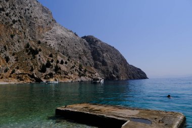 4 Ağustos 2022 'de Yunanistan' ın Symi kentinde kayalık bir plaj manzarası.