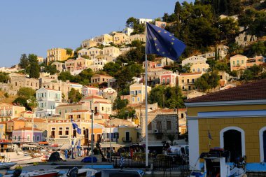 31 Temmuz 2022 'de Yunanistan' ın Symi limanının görüntüsü.