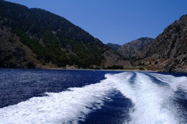 30 Temmuz 2022 'de Yunanistan' ın Suriye adasındaki bir feribot gemisinden su izlerini uyandır.