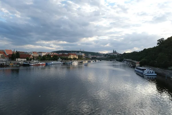 2022年7月26日在布拉格观看捷克共和国最长的河流Vltava河 — 图库照片