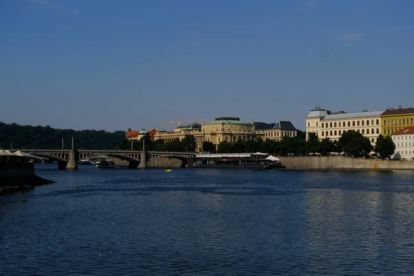 Widok Wełtawę Która Jest Najdłuższą Rzeką Republice Czeskiej Praga Lipca — Zdjęcie stockowe