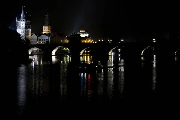 Nachtansicht Der Karlsbrücke Einer Mittelalterlichen Steinbogenbrücke Die Die Moldau Prag — Stockfoto