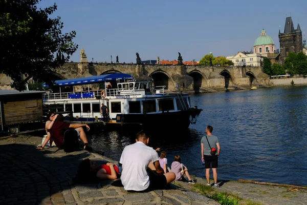 Άνθρωποι Χαλαρώνουν Περιπάτους Του Ποταμού Vltava Στην Πράγα Τσεχική Δημοκρατία — Φωτογραφία Αρχείου