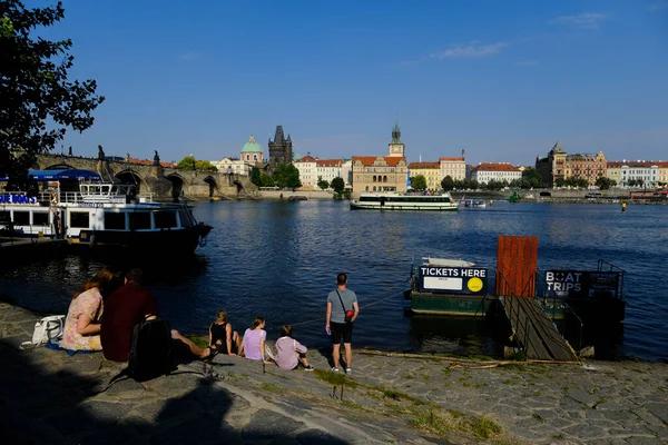 Menschen Entspannen Sich Auf Der Promenade Der Moldau Prag Tschechien — Stockfoto