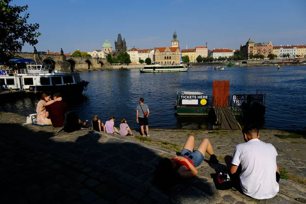 Lidé Relaxují Promenádě Řeky Vltavy Praze Července 2022 — Stock fotografie