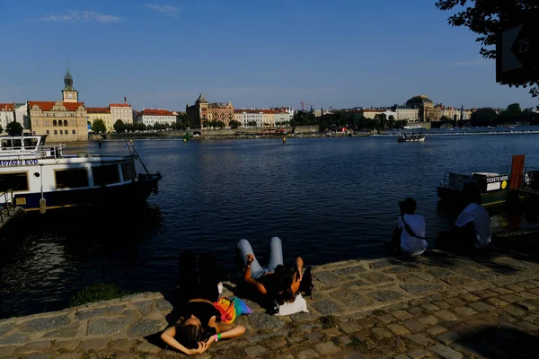 Mensen Ontspannen Promenade Van Vltava Rivier Praag Tsjechië Juli 2022 — Stockfoto
