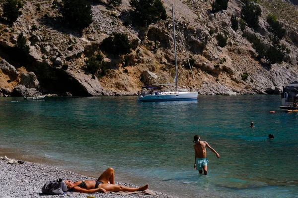 Lidé Užívají Slunce Moře Pláži Agios Dimitrios Symi Řecko Dne — Stock fotografie