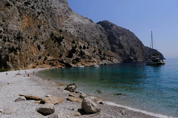 Yunanistan Symi Kentindeki Agios Dimitrios Plajında Ağustos 2022 Insanlar Güneş — Stok fotoğraf