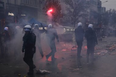 Belçika 'nın Brüksel kentinde 27 Kasım 2022 tarihinde oynanan Katar 2022 Dünya Kupası futbol karşılaşması sonrasında, protestocular toplum polisiyle çatışmaya girdi.. 
