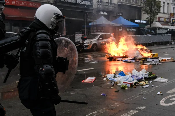 2022年11月27日 在比利时布鲁塞尔举行的卡塔尔2022年世界杯足球赛之后 抗议者与防暴警察发生冲突 — 图库照片