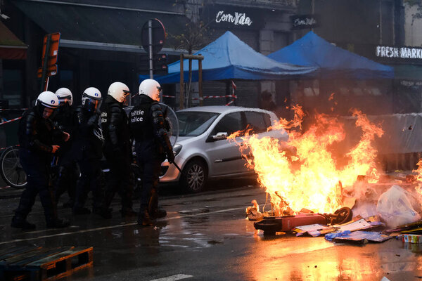 Протестующие столкнулись с ОМОНом после футбольного матча чемпионата мира 2022 года между Бельгией и Марокко в Брюсселе, Бельгия 27 ноября 2022 года. 