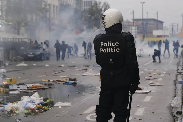 2022年11月27日 在比利时布鲁塞尔举行的卡塔尔2022年世界杯足球赛之后 抗议者与防暴警察发生冲突 — 图库照片