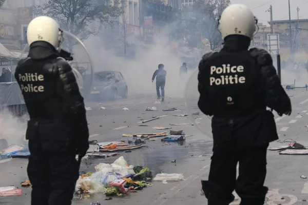 2022年11月27日にベルギーのブリュッセルで開催されたカタール2022ワールドカップのベルギーとモロッコのサッカー試合の後 プロテスタントは暴動警察と衝突しました — ストック写真
