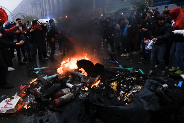 Протестующие столкнулись с ОМОНом после футбольного матча чемпионата мира 2022 года между Бельгией и Марокко в Брюсселе, Бельгия 27 ноября 2022 года. 