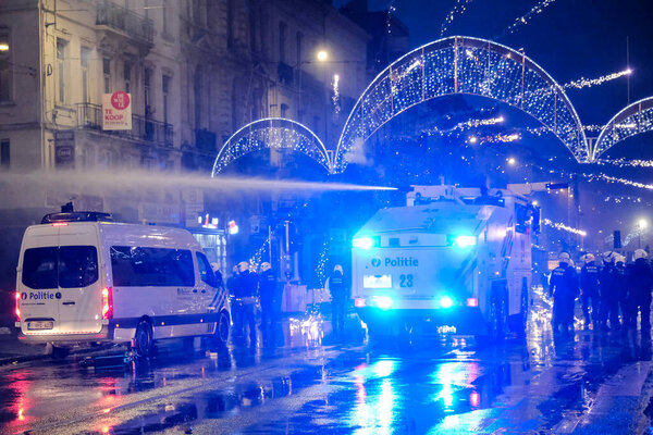 Протестующие столкнулись с ОМОНом после футбольного матча чемпионата мира 2022 года между Бельгией и Марокко в Брюсселе, Бельгия 27 ноября 2022 года. 