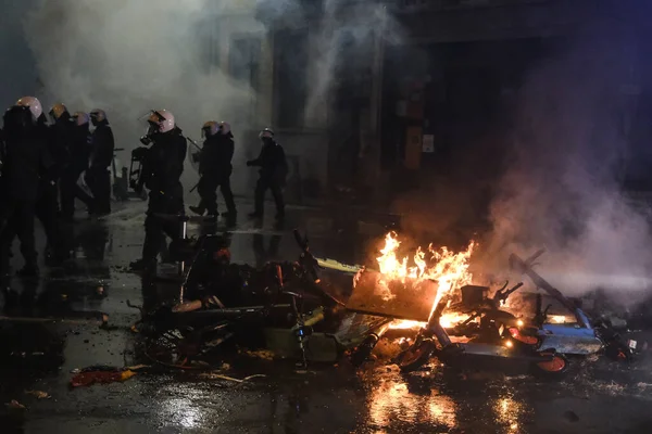 Manifestantes Enfrentaron Con Policía Antidisturbios Después Del Partido Fútbol Copa —  Fotos de Stock