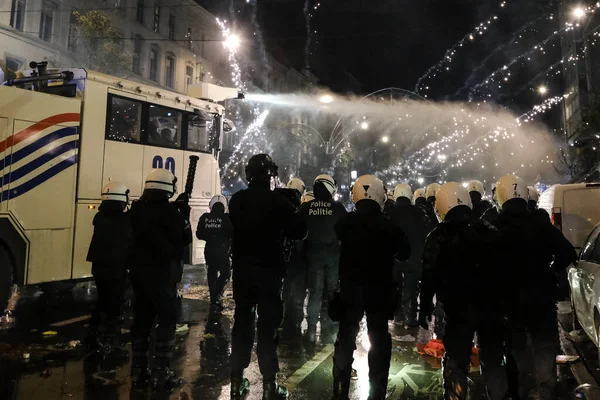 2022年11月27日にベルギーのブリュッセルで開催されたカタール2022ワールドカップのベルギーとモロッコのサッカー試合の後 プロテスタントは暴動警察と衝突しました — ストック写真