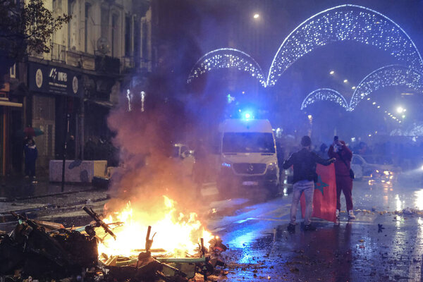 Протестующие столкнулись с ОМОНом после футбольного матча чемпионата мира 2022 года между Бельгией и Марокко в Брюсселе, Бельгия 27 ноября 2022 года. 
