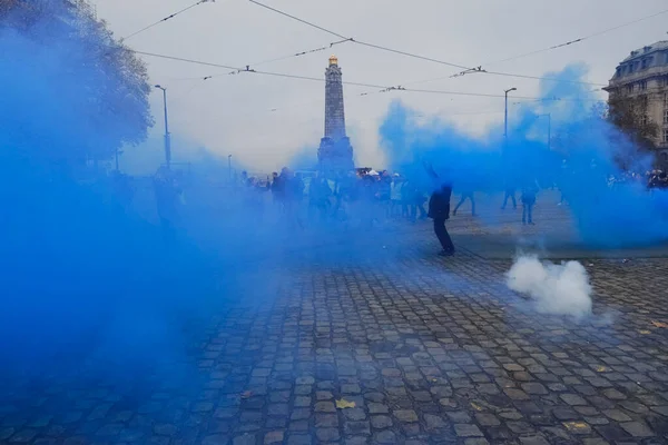 警察官は 11月28 2021にベルギーのブリュッセルで警察に対する暴力を非難する警察組合の全国デモ中に抗議に参加します — ストック写真
