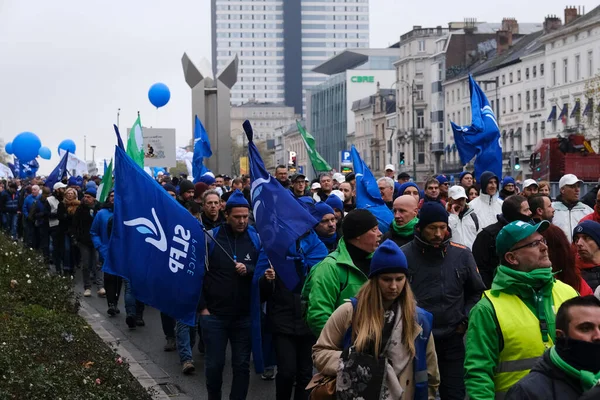 警察官は 11月28 2021にベルギーのブリュッセルで警察に対する暴力を非難する警察組合の全国デモ中に抗議に参加します — ストック写真