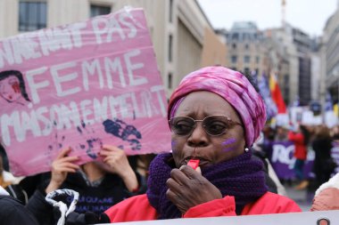 Göstericiler, 27 Kasım 2022 'de Belçika' nın Brüksel kentinde düzenlenen Uluslararası Kadınlara Yönelik Şiddeti Kaldırma Günü münasebetiyle düzenlenen bir protestoya katıldılar..
