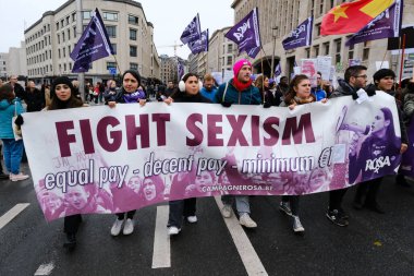 Göstericiler, 27 Kasım 2022 'de Belçika' nın Brüksel kentinde düzenlenen Uluslararası Kadınlara Yönelik Şiddeti Kaldırma Günü münasebetiyle düzenlenen bir protestoya katıldılar..