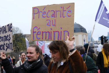 Göstericiler, 27 Kasım 2022 'de Belçika' nın Brüksel kentinde düzenlenen Uluslararası Kadınlara Yönelik Şiddeti Kaldırma Günü münasebetiyle düzenlenen bir protestoya katıldılar..