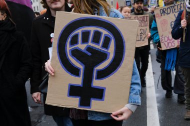 Göstericiler, 27 Kasım 2022 'de Belçika' nın Brüksel kentinde düzenlenen Uluslararası Kadınlara Yönelik Şiddeti Kaldırma Günü münasebetiyle düzenlenen bir protestoya katıldılar..