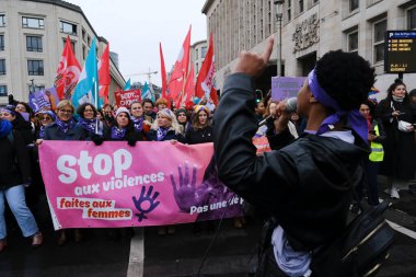 Göstericiler, 27 Kasım 2022 'de Belçika' nın Brüksel kentinde düzenlenen Uluslararası Kadınlara Yönelik Şiddeti Kaldırma Günü münasebetiyle düzenlenen bir protestoya katıldılar..