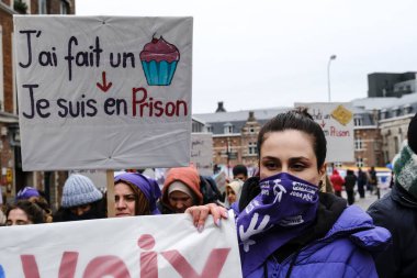 Göstericiler, 27 Kasım 2022 'de Belçika' nın Brüksel kentinde düzenlenen Uluslararası Kadınlara Yönelik Şiddeti Kaldırma Günü münasebetiyle düzenlenen bir protestoya katıldılar..