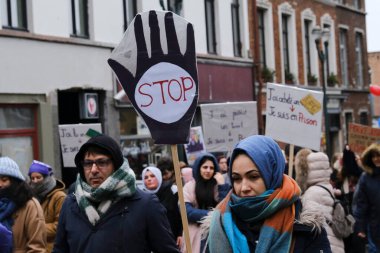 Göstericiler, 27 Kasım 2022 'de Belçika' nın Brüksel kentinde düzenlenen Uluslararası Kadınlara Yönelik Şiddeti Kaldırma Günü münasebetiyle düzenlenen bir protestoya katıldılar..