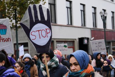 Göstericiler, 27 Kasım 2022 'de Belçika' nın Brüksel kentinde düzenlenen Uluslararası Kadınlara Yönelik Şiddeti Kaldırma Günü münasebetiyle düzenlenen bir protestoya katıldılar..