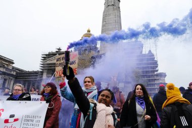 Göstericiler, 27 Kasım 2022 'de Belçika' nın Brüksel kentinde düzenlenen Uluslararası Kadınlara Yönelik Şiddeti Kaldırma Günü münasebetiyle düzenlenen bir protestoya katıldılar..