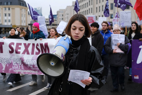 Демонстранты принимают участие в акции протеста по случаю Международного дня борьбы за ликвидацию насилия в отношении женщин в Брюсселе, Бельгия, 27 ноября 2022 года.