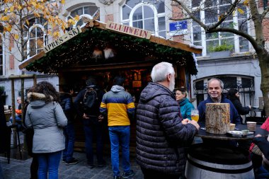 26 Kasım 2022 'de Brüksel, Belçika' daki Noel pazarında Mulled Wine servis eden bir büfe..