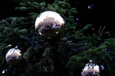 26 Kasım 2022 'de Brüksel, Belçika' daki Noel pazarında kimliği belirsiz bir kalabalığın eğlendiği dev bir Noel ağacı..